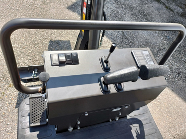 Aktionsangebot: Minibagger PRO 1,27 t inkl. Schaufel 300 mm,  Hydraulischen Daumengreifer und Schnellkuppler